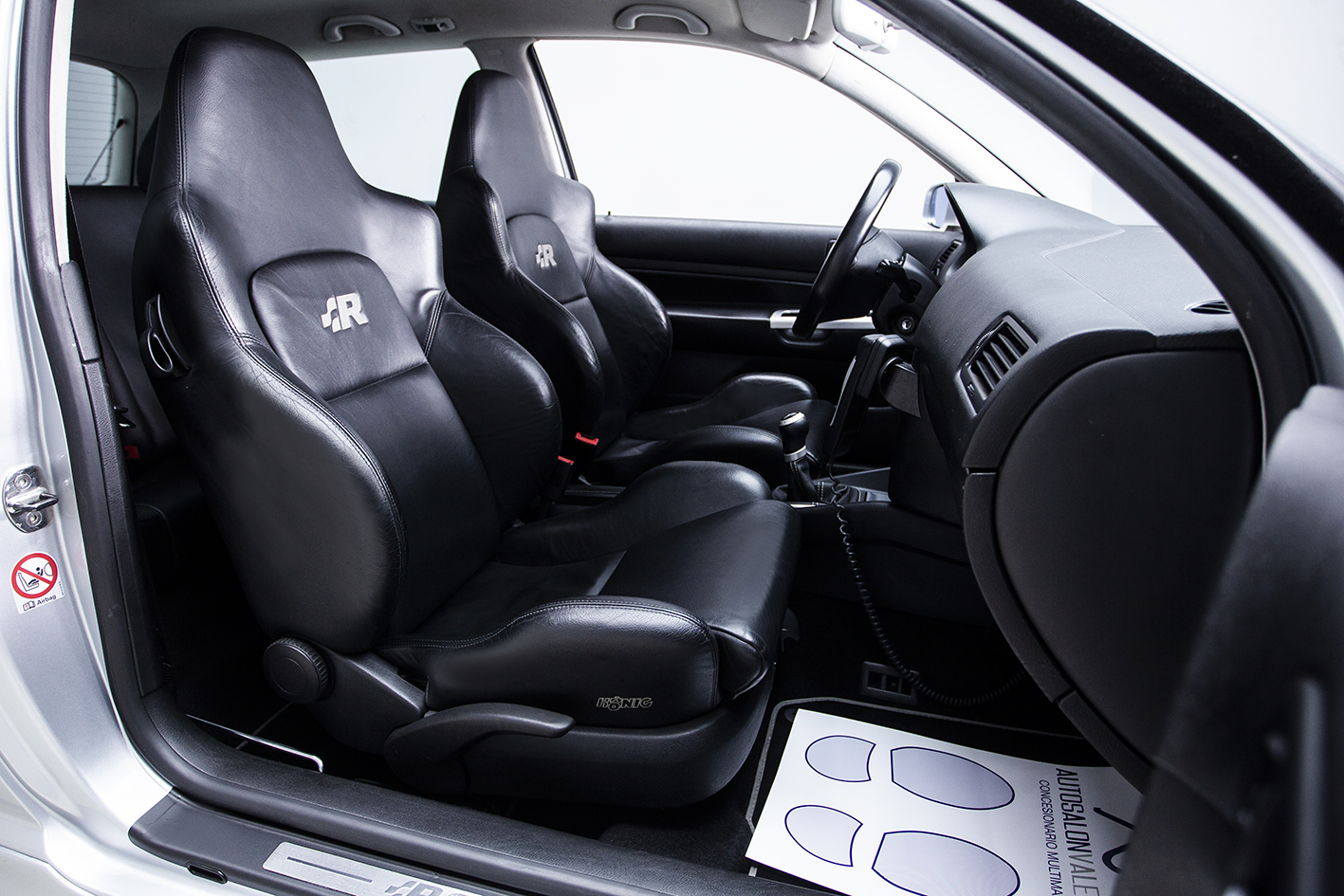 Volkswagen / Golf R32