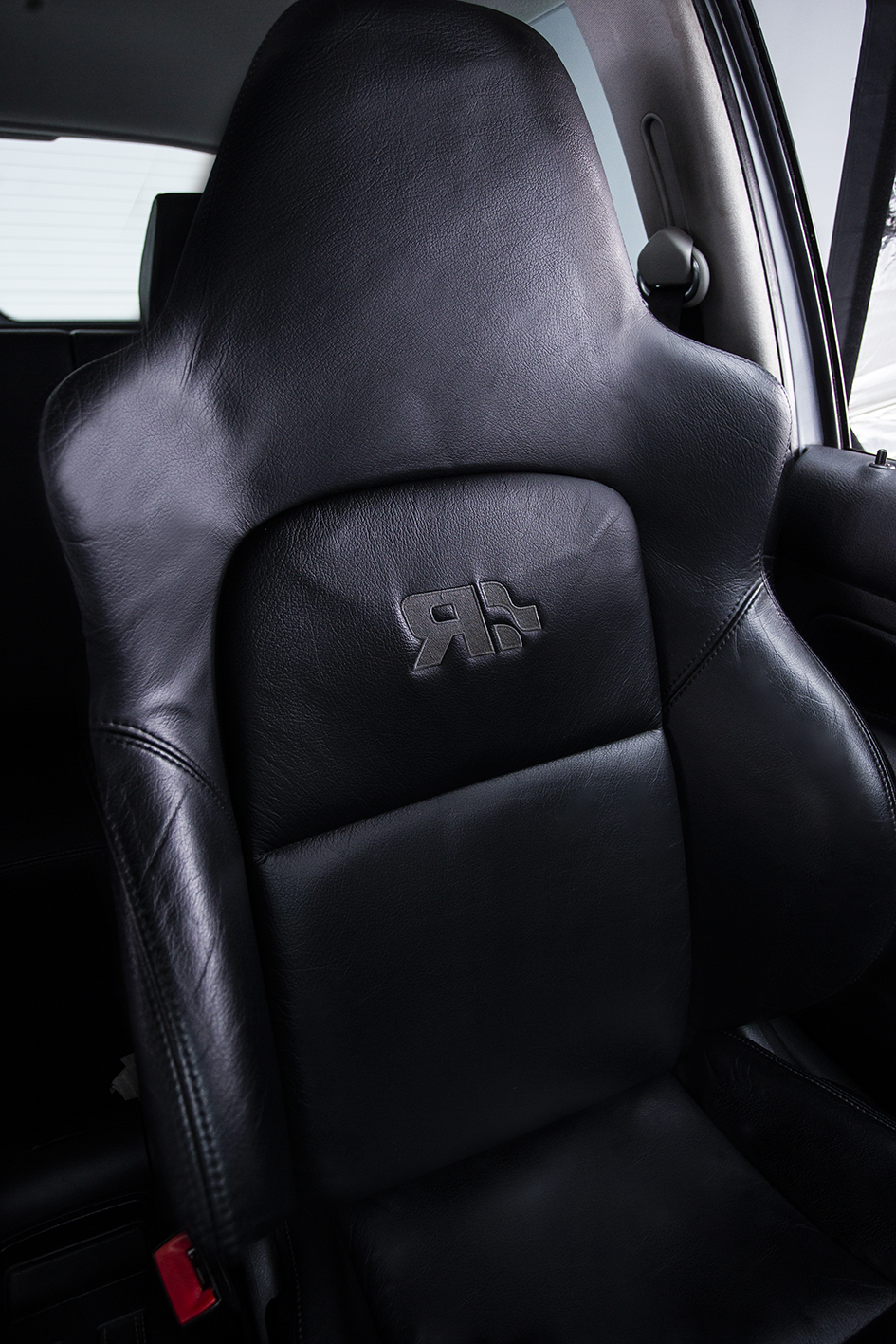 Volkswagen / Golf R32
