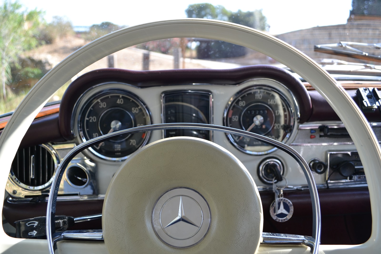 Mercedes-Benz / 280 SL (PAGODA)