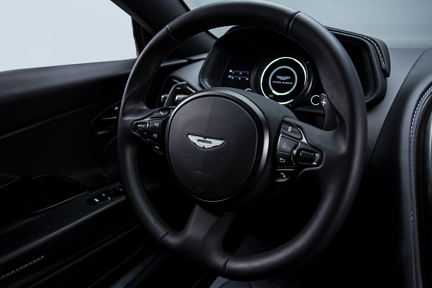 Aston Martin / DB11 4.0 V8