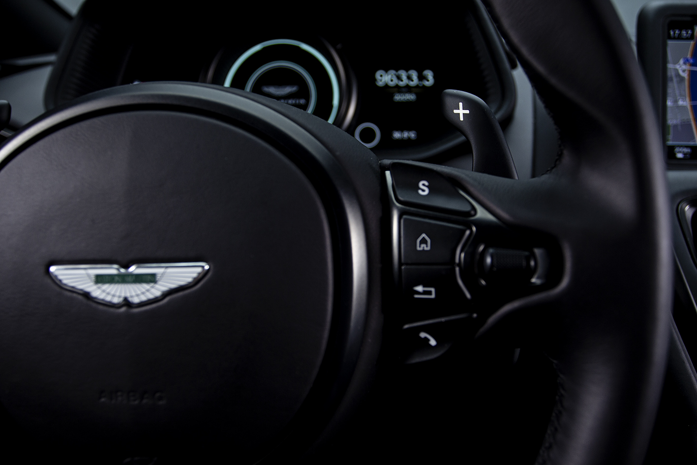 Aston Martin / DB11 4.0 V8