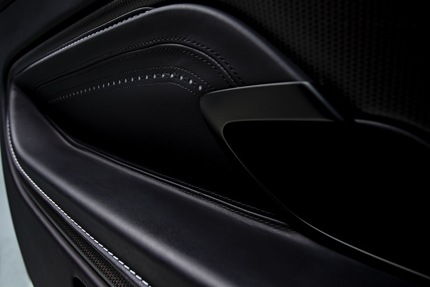 Aston Martin / DB11 4.0 V8