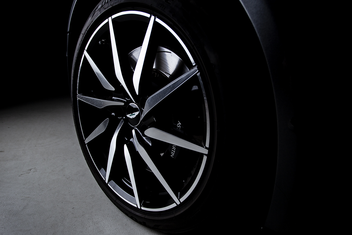 Aston Martin / DB11 4.0 V8