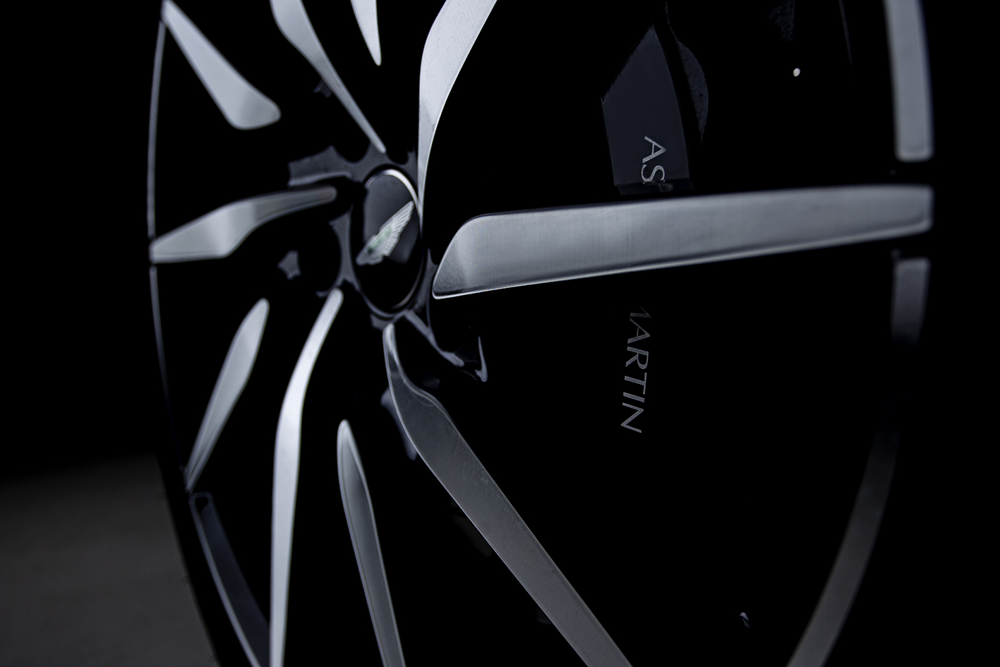 Aston Martin / DB11 4.0 V8