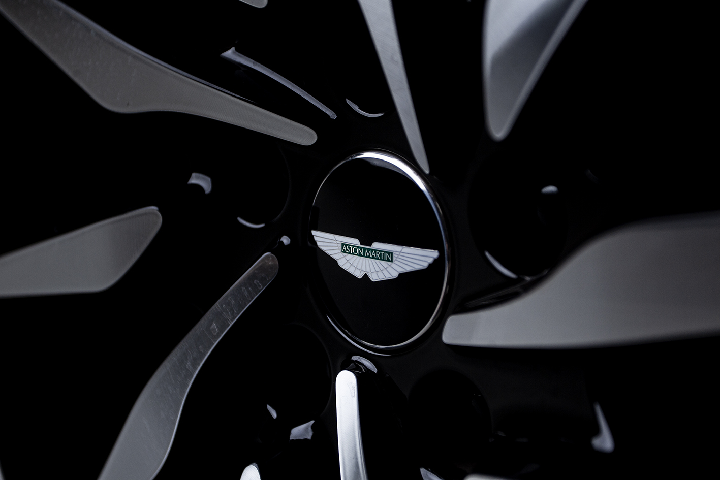 Aston Martin / DB11 4.0 V8